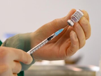            Eine pharmazeutisch-technische Assistentin zieht eine Spritze mit dem Corona-Impfstoff von Biontech/Pfizer auf.