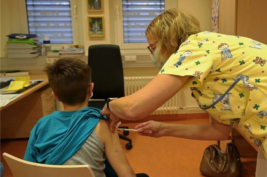 Corona-Impfungen für Kinder laufen im Landkreis Zwickau schleppend an - Am Helios-Klinikum in Aue hat es bereits am 18. Dezember eine Impfaktion für Kinder im Alter ab fünf Jahren gegeben. Krankenhäuser im Landkreis Zwickau unterbreiten bislang nicht solche Angebote. 