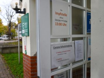 Corona-Impfungen in Chemnitz: Teils stundenlange Wartezeiten - In der Impfstelle am Klinikum Chemnitz ließen sich zuletzt etwa 100 Menschen pro Öffnungstag (zwei Stunden) immunisieren. Nun wird über eine Ausweitung der Öffnungszeiten nachgedacht. 