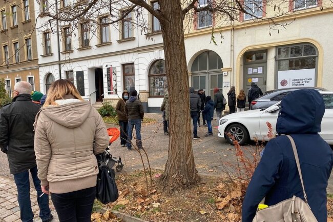Corona: In Chemnitz gelten neue Regeln für positiv Getestete - Vor Testzentren wie hier an der Straße der Nationen standen Menschen am Wochenende zum Teil über Stunden hinweg an, um einen PCR-Test durchführen lassen zu können. 