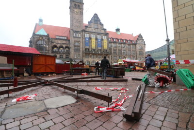 Corona-Inzidenz in Chemnitz erstmals über 700 - Teile des Chemnitzer Weihnachtsmarktes wurden bereits am Samstag wieder abgebaut. 