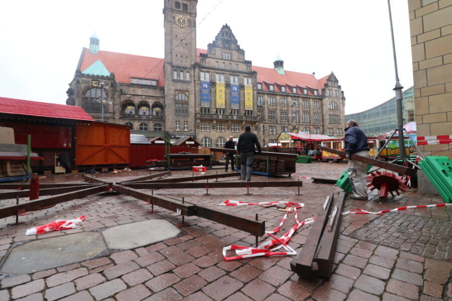 Teile des Chemnitzer Weihnachtsmarktes wurden bereits am Samstag wieder abgebaut. 