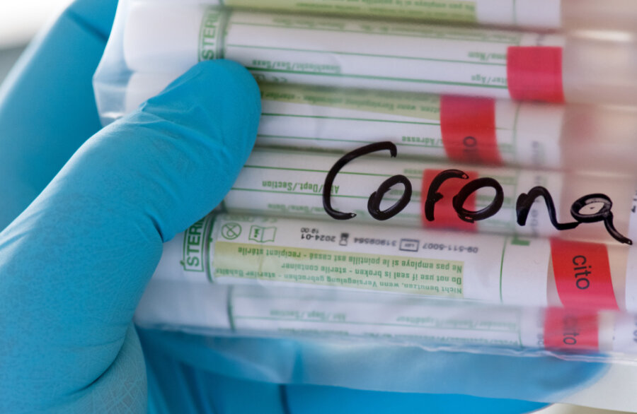 Corona: Jetzt mehr als 2000 Todesfälle seit Pandemiebeginn in Sachsen - Von Mittwoch auf Donnerstag wurden in Sachsen 3266 neue Corona-Fälle nachgewiesen.