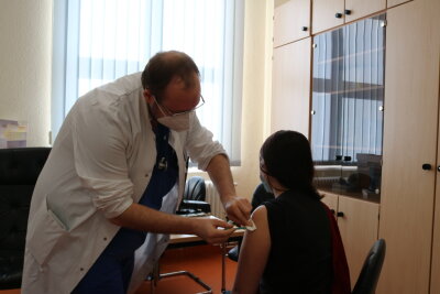Corona: Knapp 70 Erzgebirger kommen zum Auftakt der Samstagsimpfungen ins Klinikum Aue -  Dr. André Klinger impfte am Sonnabend eine junge Frau aus Bernbach gegen das Coronavirus. 