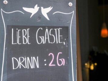            Eine Gaststätte in Prenzlauer Berg in Berlin informiert seine Gäste über die 2G-Regel.