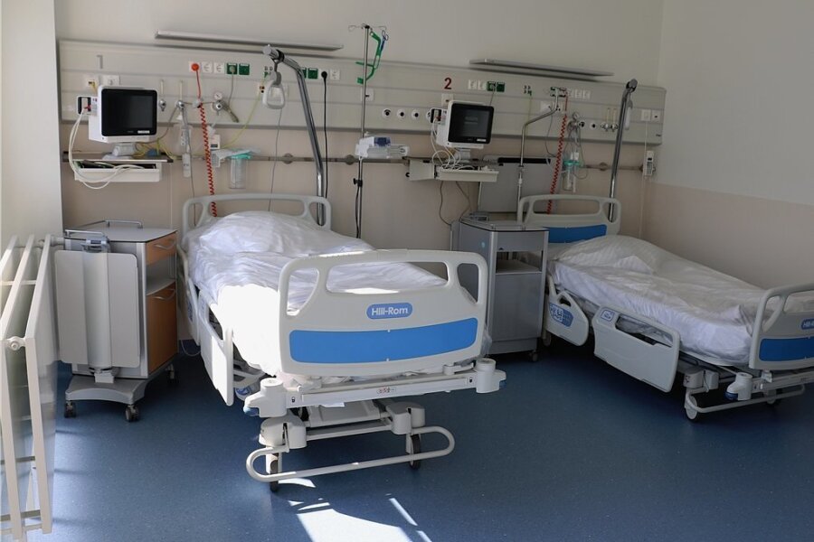 Corona: Krankenhäuser in Mittelsachsen wollen zurück zur Normalität - Nicht nur auf der Covid-Station des Freiberger Kreiskrankenhauses stehen immer mehr Betten leer. Noch diese Woche will die Einrichtung die Station daher schließen. 