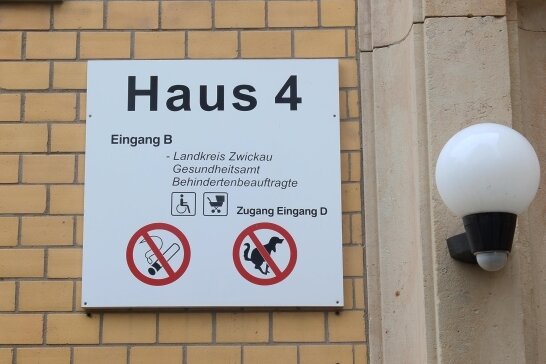 Das Gesundheitsamt des Landratsamtes Zwickau ist die lokale Behörde, die mit der Pandemiebekämpfung betraut ist.