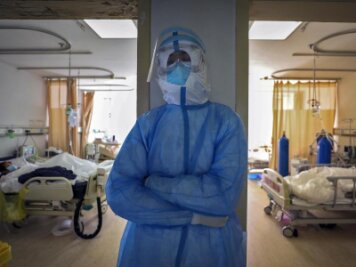 Ein medizinischer Mitarbeiter ruht sich in einem Krankenhaus in Wuhan aus.