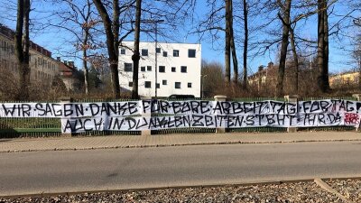 Corona-Krise im Landkreis Zwickau: Das ist die Lage am Dienstag - Dieses Banner hängt am Zaun vor dem Ärztehaus an der Karl-Keil-Straße in Zwickau.