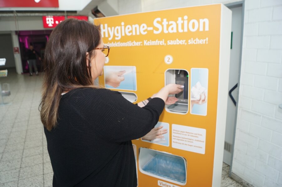 Die Hygiene-Station im Globus-Markt in Zwickau wird dieser Tage sehr häufig benutzt.