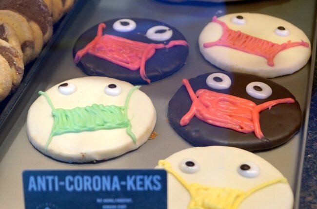 Ein Bäckerei aus dem Vogtlandkreis bietet auch in den Filialen im Landkreis Zwickau sogenannte "Anti-Corona-Kekse" mit Mundschutz an. 