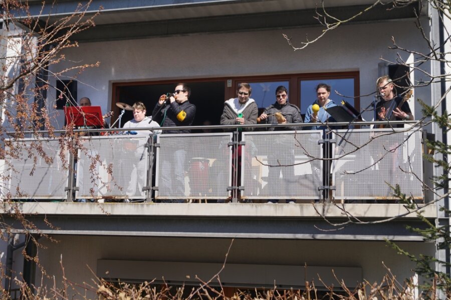 Die Bewohner des Lukashauses in Zwickau-Planitza gaben am Donnerstag ein Balkonkonzert.