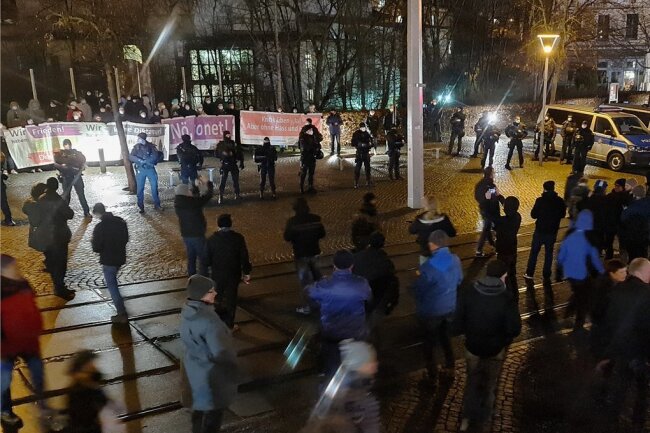 Die Polizei trennte am Montagabend die sogenannten Spaziergänger von einem angemeldeten Gegenprotest am Wendedenkmal. 