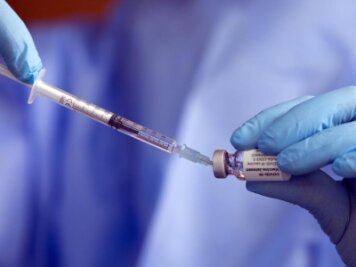            Eine Spritze mit einem Corona-Impfstoff wird aufgezogen.