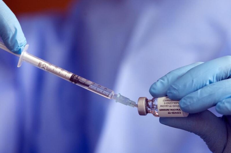            Eine Spritze mit einem Corona-Impfstoff wird aufgezogen.