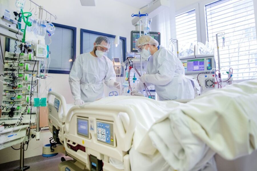 Corona-Lage im Erzgebirge: Krankenhäuser stehen kurz vor dem Kollaps - Ein beatmeter Intensivpatient wird im Helios Klinikum Aue behandelt.