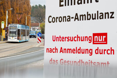 Corona-Lage im Vogtland: Angehörige fordern Infos von Pflegeheim - Die Corona-Ambulanz am Plauener Helios-Klinikum Vogtland ist eine zentrale Anlaufstelle. 
