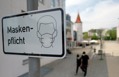 Corona-Lage im Vogtland: Maskenpflicht in Plauener Innenstadt entfällt - Die Schilder in der Plauener Innenstadt, die auf das Tragen eines Mund-Nasen-Schutzes hinweisen, werden abmontiert