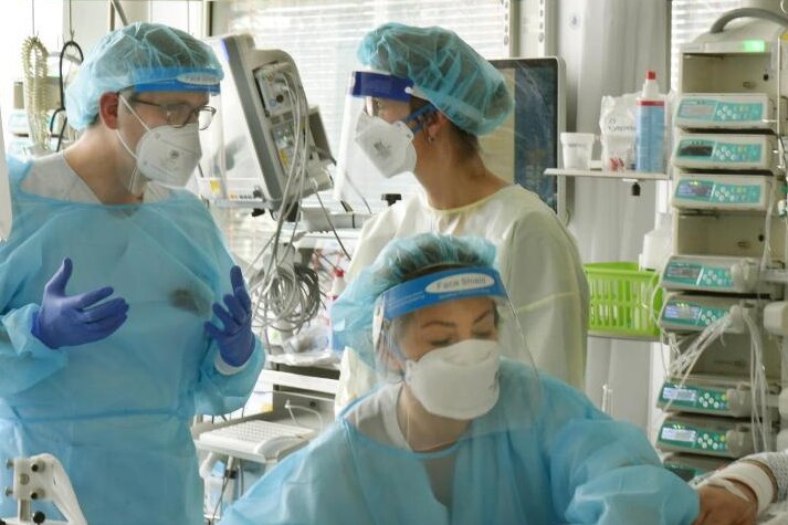 Mediziner bei einem Patienten in der Covid-19-Station. 