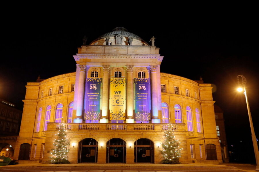Corona-Lage in Chemnitz: Ausgangsbeschränkungen und Licht-Aktion vor der Oper - Das Opernhaus am Theaterplatz erstrahlt heute von 12 Uhr bis Mitternacht in Blau und Gelb - den Farben der Stadt und Europas.