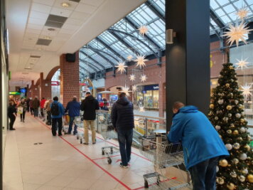 Corona-Lage in Chemnitz: Geschäfte erwarten Andrang vor dem Lockdown - Am Donnerstagvormittag bildeten sich im Kaufland in der Sachsen-Allee lange Warteschlangen.