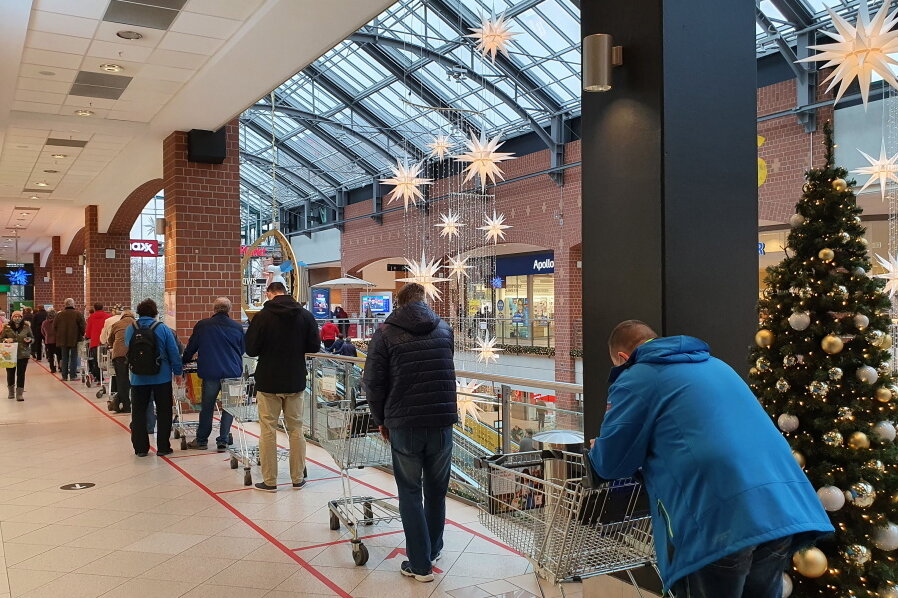 Corona-Lage in Chemnitz: Geschäfte erwarten Andrang vor dem Lockdown - Am Donnerstagvormittag bildeten sich im Kaufland in der Sachsen-Allee lange Warteschlangen.