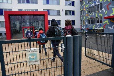 Schüler der Klasse 9 vor einigen Wochen beim Betreten des Chemnitzer Schulmodells. Nach dem pandemiebedingten Lockdown sollen Schulen, Kitas und Horte in der Stadt am Freitag wieder öffnen.