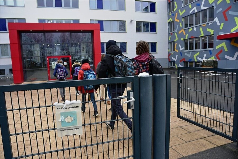 Schüler der Klasse 9 vor einigen Wochen beim Betreten des Chemnitzer Schulmodells. Nach dem pandemiebedingten Lockdown sollen Schulen, Kitas und Horte in der Stadt am Freitag wieder öffnen.