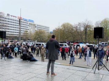 Corona-Lage in Chemnitz: So liefen die Demos zum 1. Mai - Redner der "Freien Sachsen" am Karl-Marx-Kopf war der NPD-Kreisrat im Erzgebirge, Stefan Hartung.