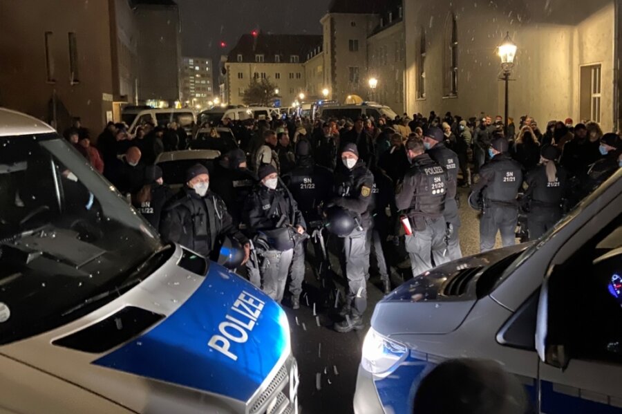 Corona-Lage in Sachsen: 650.000 Euro Bußgeld im Landkreis Zwickau verhängt - Polizisten stoppten am 29. November 2021 einen seinerzeit illegalen Corona-Protest in Zwickau. Die Bilanz nach mehreren Stunden: mehr als 170 Anzeigen. 
