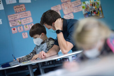 Corona-Lage in Sachsen: Immer mehr Schulen geschlossen - Diskussion um Impfpflicht für Lehrer - 
