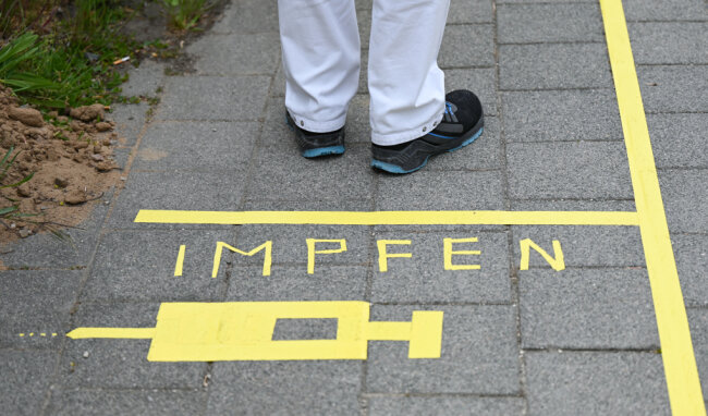 Corona-Lage in Sachsen: Impf-Anreize im Gespräch, Großevents in Aussicht -  Laut Impfdashboard des Robert-Koch-Instituts bedeuten 48,5 Prozent "mindestens einmal Geimpfte", dass in Sachsen als einzigem Bundesland mehr als die Hälfte der Menschen noch kein Vakzin gegen Corona erhalten hat.