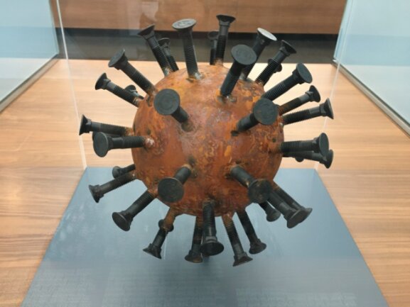 Ein Corona-Virus als Modell steht im Dresdner Hygienemuseum.