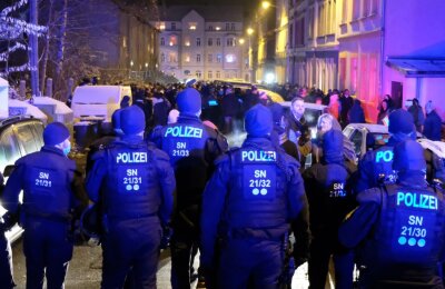 Corona-Lage in Sachsen: Polizei stoppt mehrere Corona-Proteste in Sachsen - 