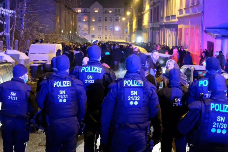 Corona-Lage in Sachsen: Polizei stoppt mehrere Corona-Proteste in Sachsen - 