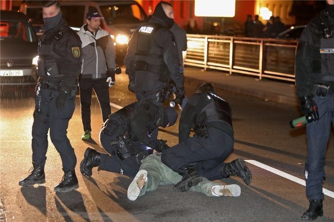 Corona-Lage in Sachsen: Protest eskaliert - neue Schutzverordnung verzögert sich - Der Coronaprotest in Lichtenstein hat am Montagabend mit Verletzten und Anzeigen geendet.