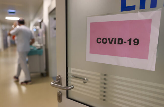 Nach RKI-Angaben wurden im Freistaat bis Mitternacht weitere 3564 Corona-Infektionen und 43 neue Todesfälle registriert.