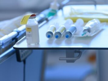Corona-Lage in Zwickau: Gesundheitsamt stockt Personal auf - Medikamente zur Behandlung von Covid-19 liegen auf einem Tisch an einem Krankenbett. 
