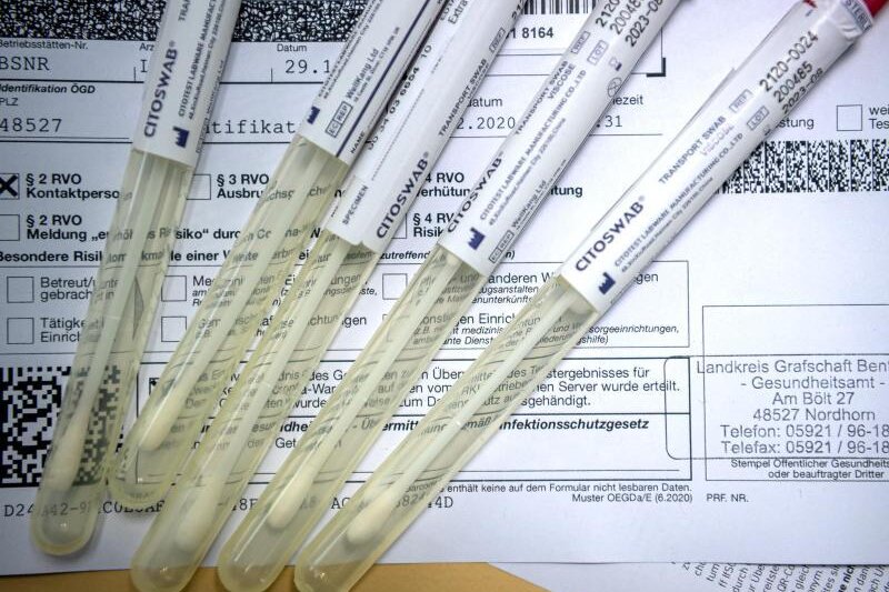 Corona-Lage in Zwickau: Sterberate in der Stadt hat sich im Dezember mehr als verdoppelt -  Proben für einen PCR-Test liegen in einem Corona-Testzentrum.