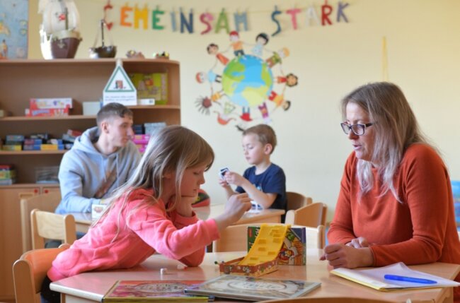 Hort der Grundschule "Karl Günzel" in Freiberg: In der Notbetreuung spielen Erzieherin Annett Töppner und Steve Göhzold mit Kim und Maddox aus der ersten Klasse. 
