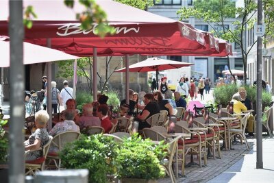 Corona-Lockerungen in Chemnitz: Testpflicht in vielen Bereichen entfällt wohl ab Donnerstag - Sitzen in Restaurants Mitglieder verschiedener Haushalte an einem Tisch, gilt bislang eine Testpflicht. Die wird voraussichtlich ab Donnerstag entfallen. 