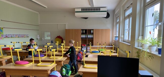 Eine der neuen Lüfteranlagen in den Klassenräumen der Grundschule Jahnsdorf. 
