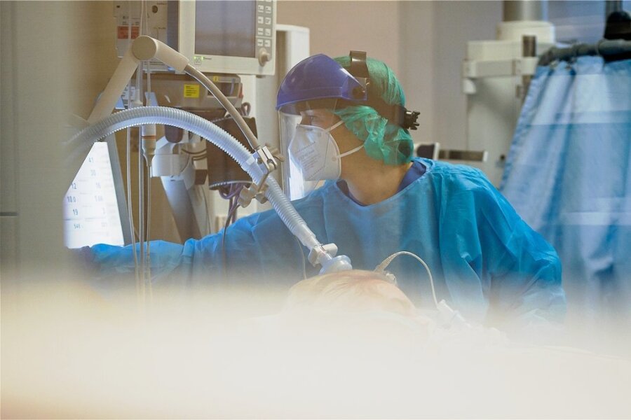  Eine Ärztin kümmert sich auf der Intensivstation um einen Corona-Patienten.