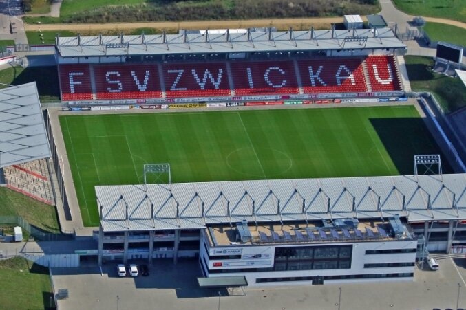 Zum Wiederanpfiff der 3. Liga nach der Corona-Pause darf der FSV Zwickau zu Hause gegen Hansa Rostock antreten - die Tribünen bleiben allerdings leer.