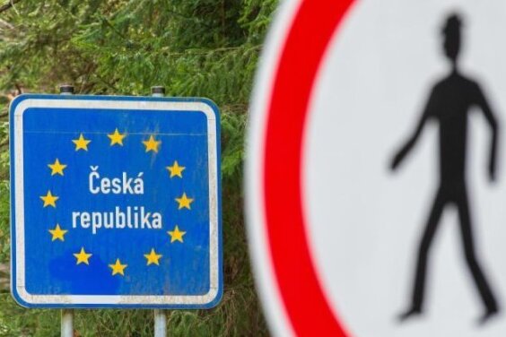 Corona: Polizei führt Kontrollen an deutsch-tschechischer Grenze durch - 