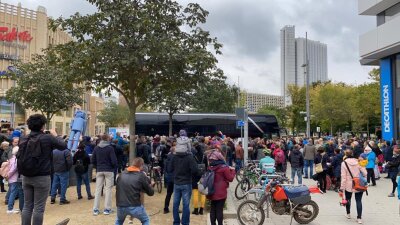 Corona-Protest:  Bodo Schiffmann in Chemnitz - 200 Menschen bei Versammlung - 
