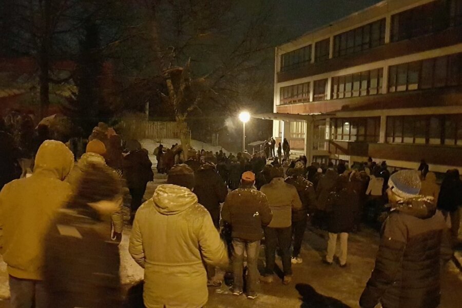 Protest in Oelsnitz: Vor der Grundschule Am Stadion gab es am Montag einen kurzen Redebeitrag.