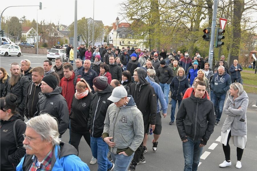 Spazieren gegen Ausgangssperre: In Freiberg brachten mehr als 800 Menschen ihren Unmut gegen Coronamaßnahmen zum Ausdruck. Auch in anderen Orten der Region kam es zu Protestaktionen. 