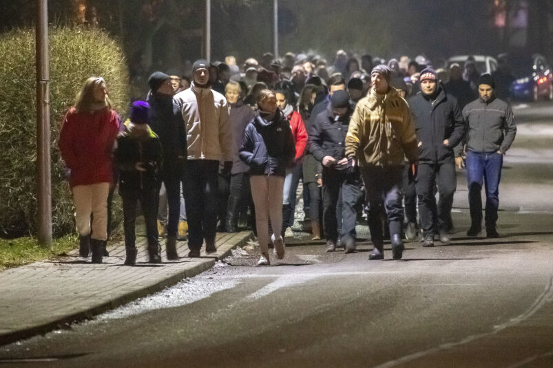 Corona-Protest in Lichtenstein ohne Polizeibegleitung - 250 Menschen zogen ohne sichtbare Polizeipräsenz am Dienstagabend durch die Stadt. 