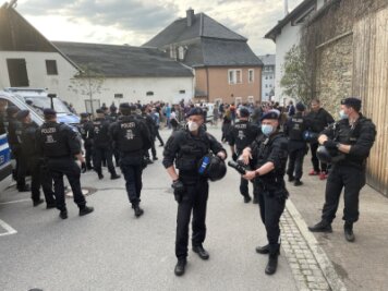 Zahlreiche Polizisten waren in Zwönitz im Einsatz. Mehrere von ihnen wurden verletzt.